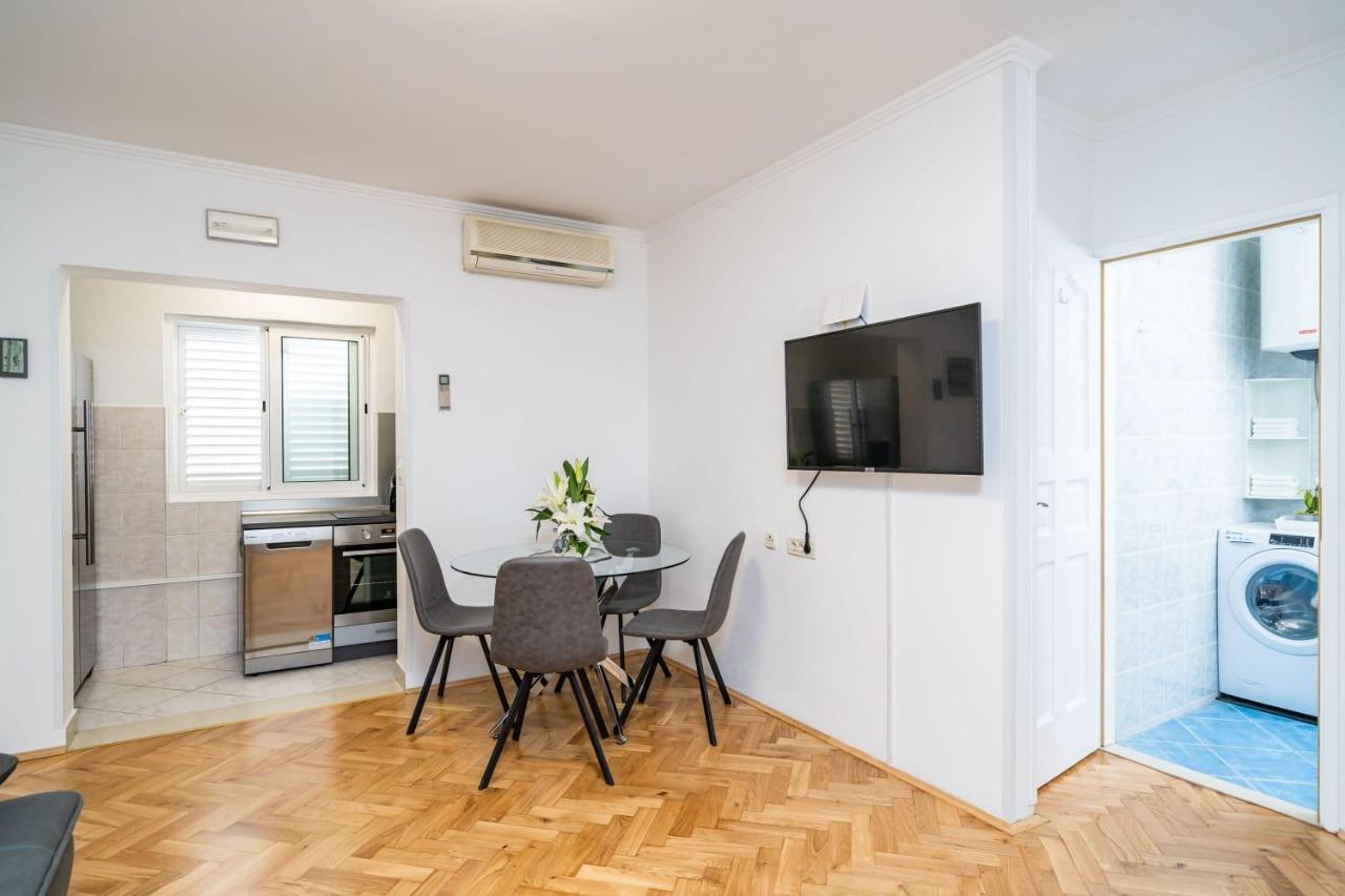 Knego With Parking Apartment