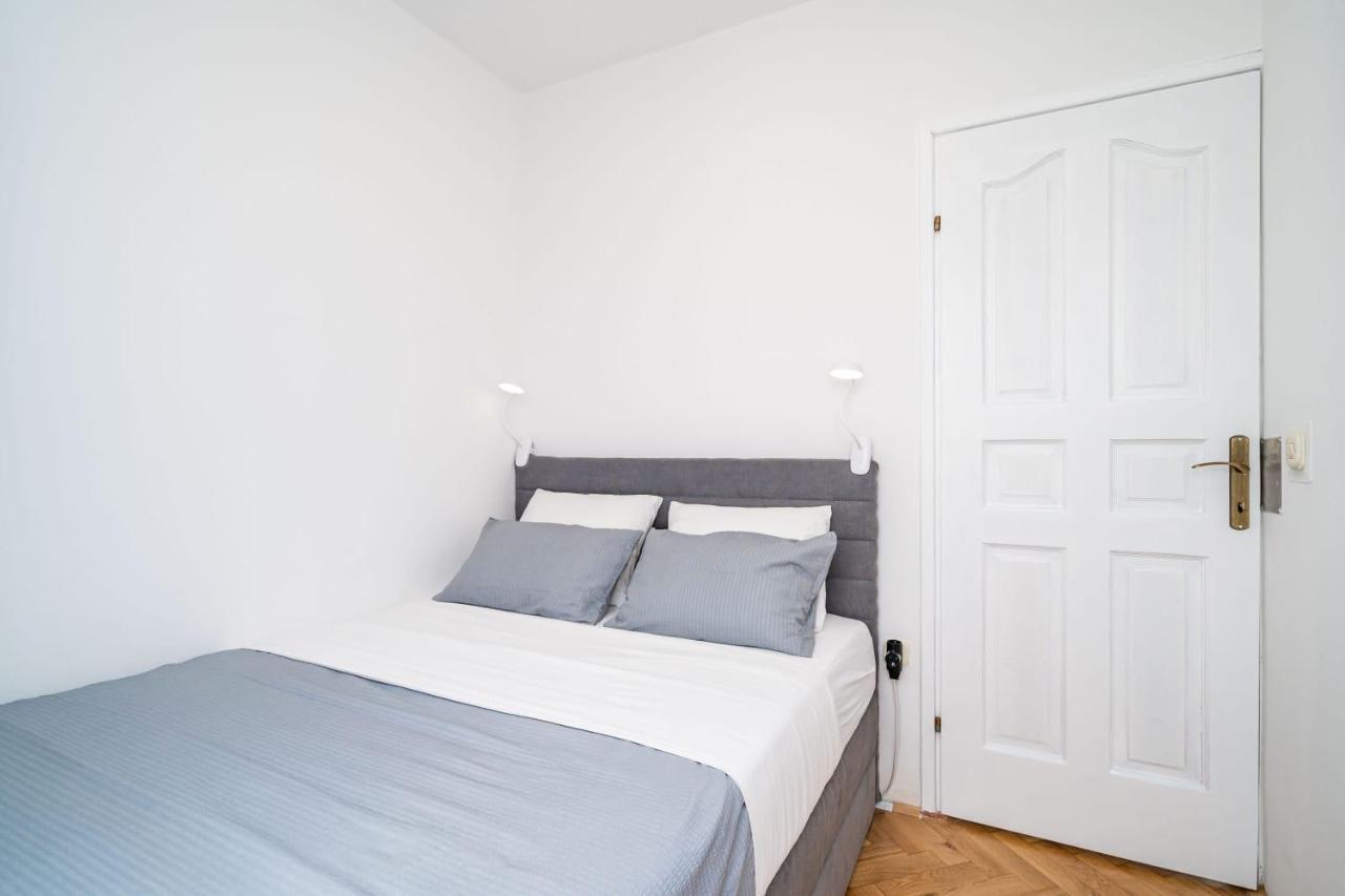 Knego With Parking Apartment